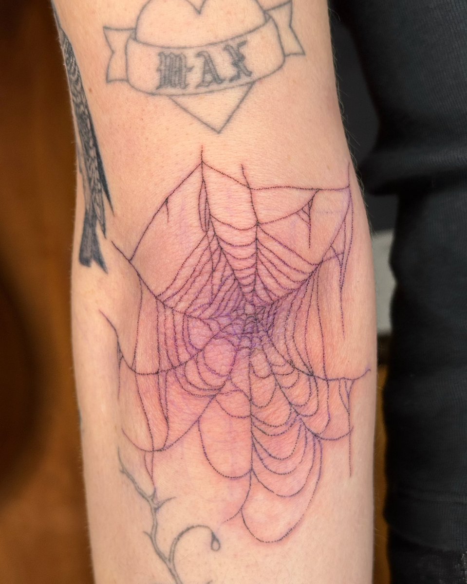 boygeniussource's tweet photo. Phoebe Bridgers’ new tattoos by Matt Vazquez! https://t.co/yidiWJa9Zj