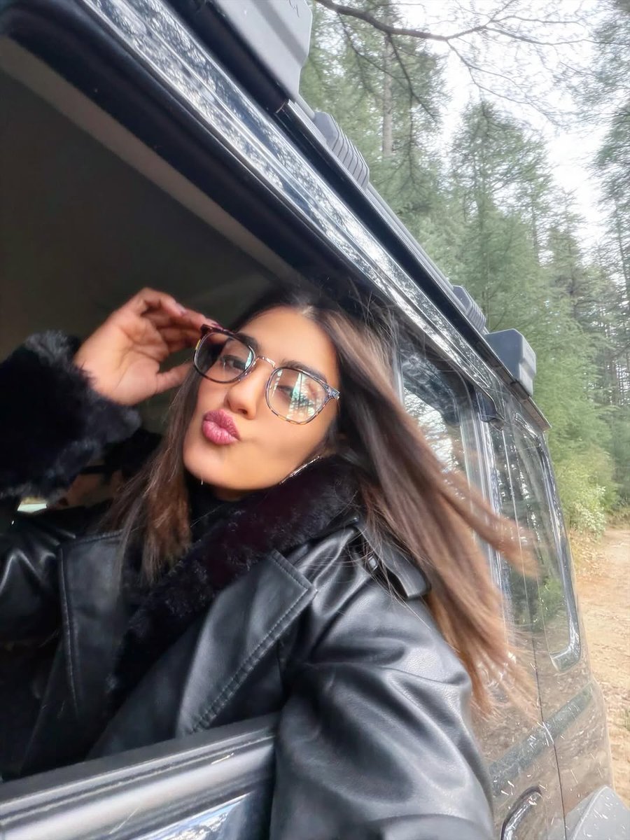 kavyathapar20's tweet photo. In another universe, this is where I’d like to exist ♾️🌲✨ https://t.co/Pz8Ivy3WVa