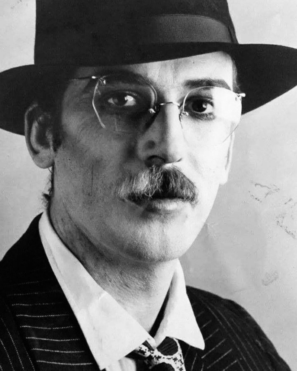 archivocharly's tweet photo. ¡Se cumplen 42 años del lanzamiento de Piano Bar! 

Celebramos este nuevo aniversario con un hilo repleto de hermosas fotografías de Jose Luis Perotta, en donde Charly García, Fito Páez, Pablo Guyot, Alfredo Toth y Willy Iturri posan para la presentación del álbum (1985)

🧵 https://t.co/S9QOXiG1Tz