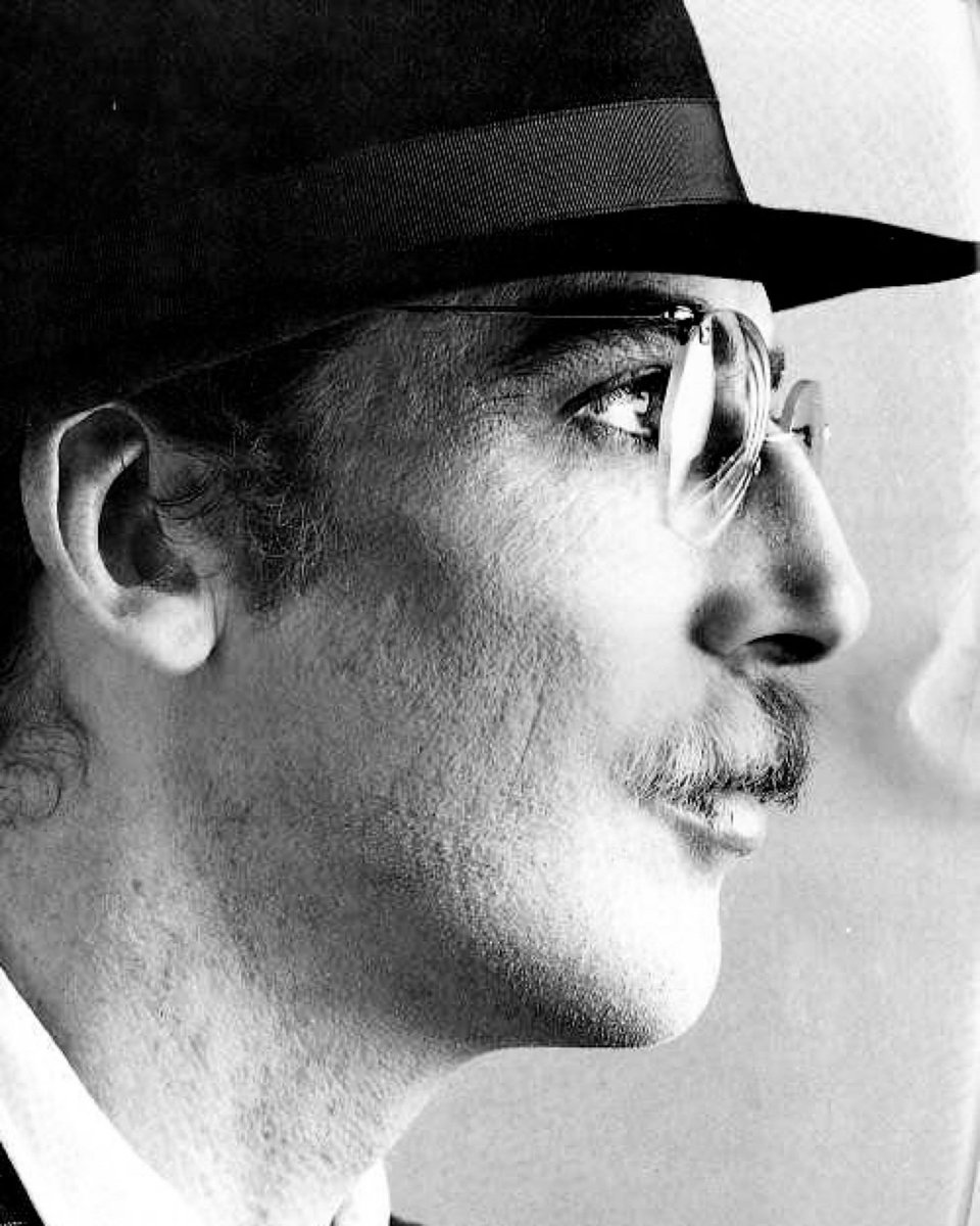 archivocharly's tweet photo. ¡Se cumplen 42 años del lanzamiento de Piano Bar! 

Celebramos este nuevo aniversario con un hilo repleto de hermosas fotografías de Jose Luis Perotta, en donde Charly García, Fito Páez, Pablo Guyot, Alfredo Toth y Willy Iturri posan para la presentación del álbum (1985)

🧵 https://t.co/S9QOXiG1Tz