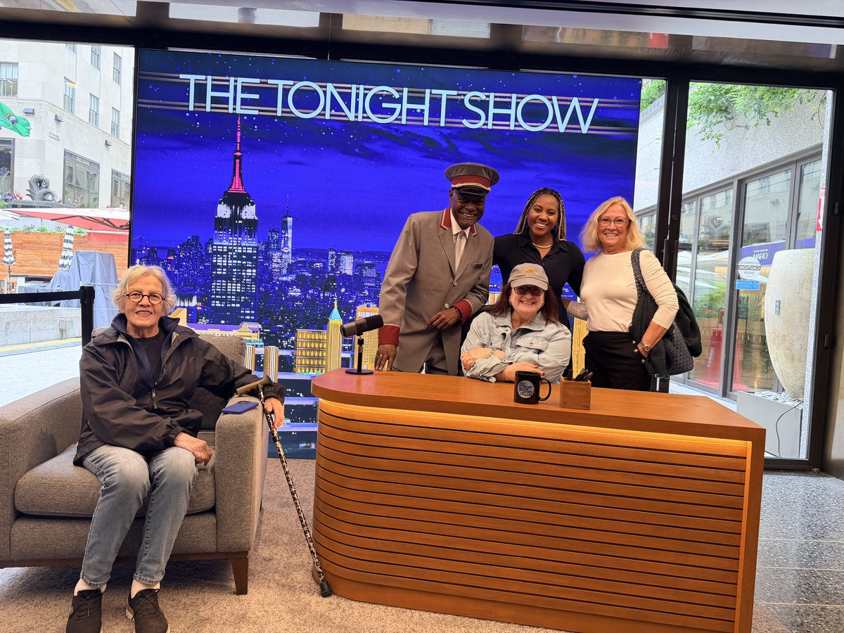NYCRobyn's tweet photo. @Natalie4NY @kayangrum I got THE Instagram shot of the Jimmy Fallon Desk. I had two stars with me, Kay and the Mayor of Rockefeller Center CJ. @DavidUshery4NY https://t.co/CSaW7MJtci