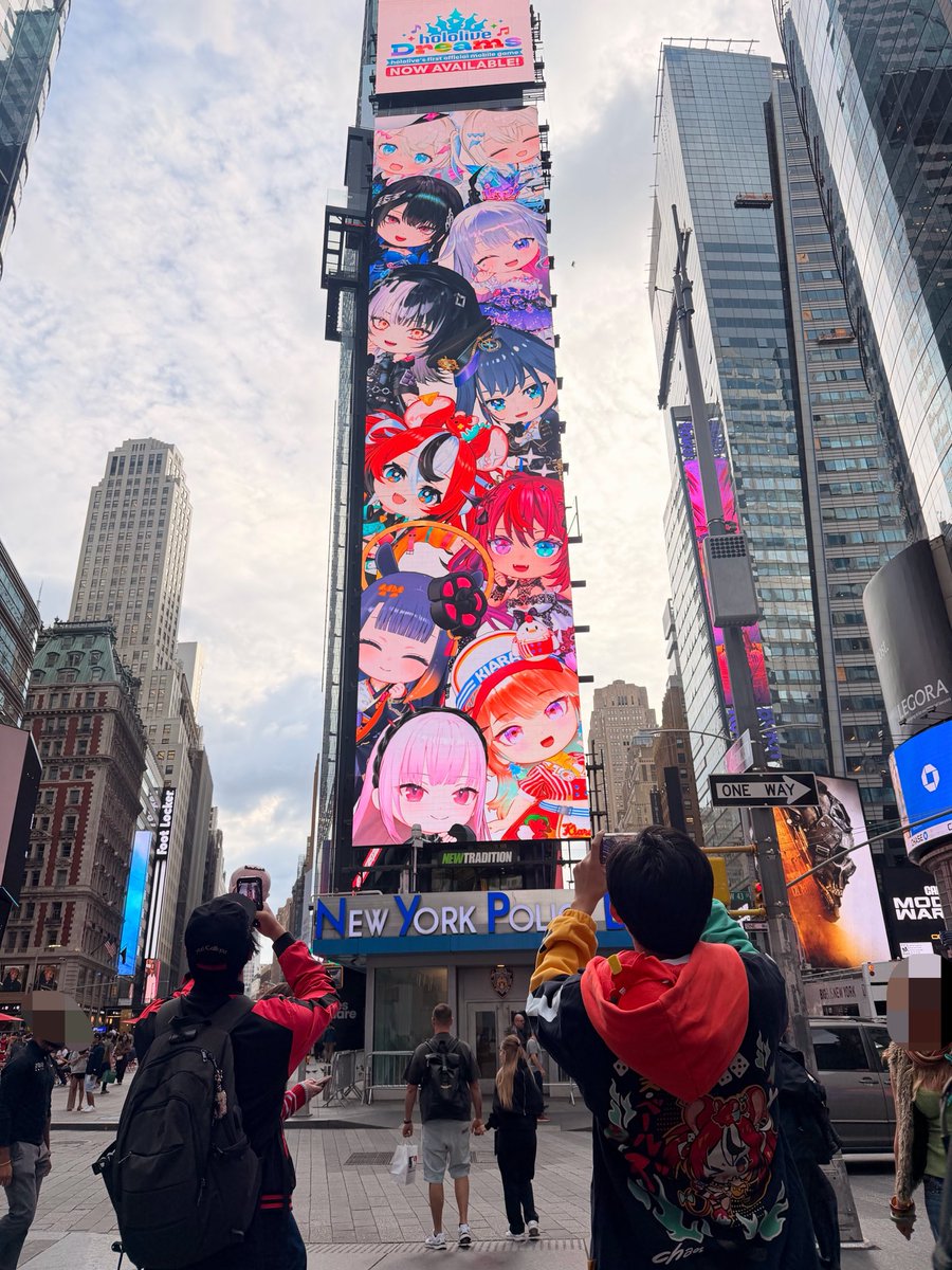 35Pzellador's tweet photo. New York City Hololive fans out here at Times Square staking out for their oshis #holodori_Takeover https://t.co/PPX74y9KZy