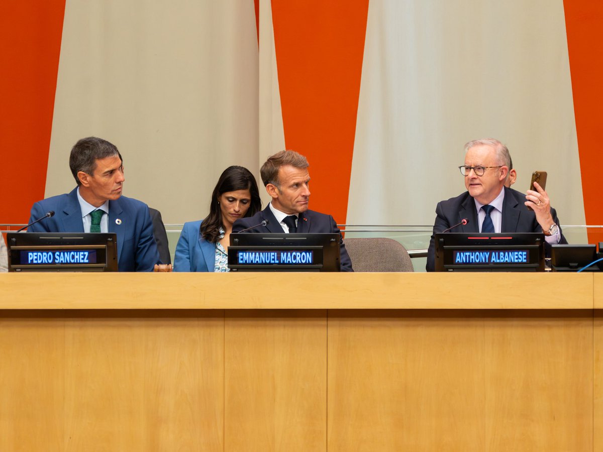 AlboMP's tweet photo. Australia led the world with our social media ban for under-16s. 

And the world is following. 

Alongside @EmmanuelMacron and @sanchezcastejon we’re now building a Coalition for Children’s Rights and Protection in the Age of AI. 

Because protecting children from harm doesn't stop at borders. It's a global responsibility, and Australia is leading the way.