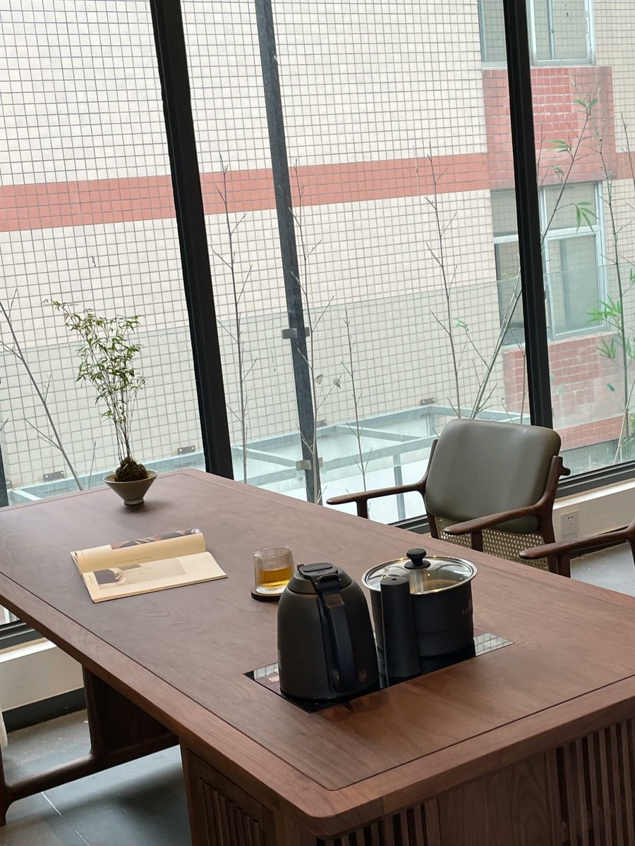 kleosommer's tweet photo. Got a quick 5-minute break before the next meeting. Time to stare out the window and let my brain go totally blank. No deadlines, no to-do lists, just… nothing. https://t.co/6jW0XUIeZI