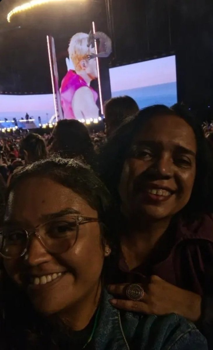 showurlovetoday's tweet photo. @itau Minha mãe faz 60 anos mês que vem e é MUITO fã do Jão. Somos do Rio e já temos passagens pra SP mas não temos ingressos. Levem a gente de presente de aniversário pra essa jovem senhora, Itaú? #MeNotaItaú 🧡 36 https://t.co/xI5dtXguIk