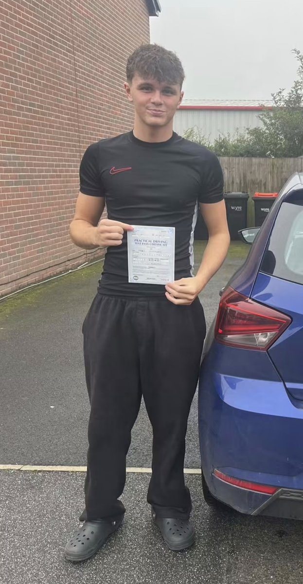 midlandsgaycuck's tweet photo. Driving test boys #33 https://t.co/iwxbxljTll