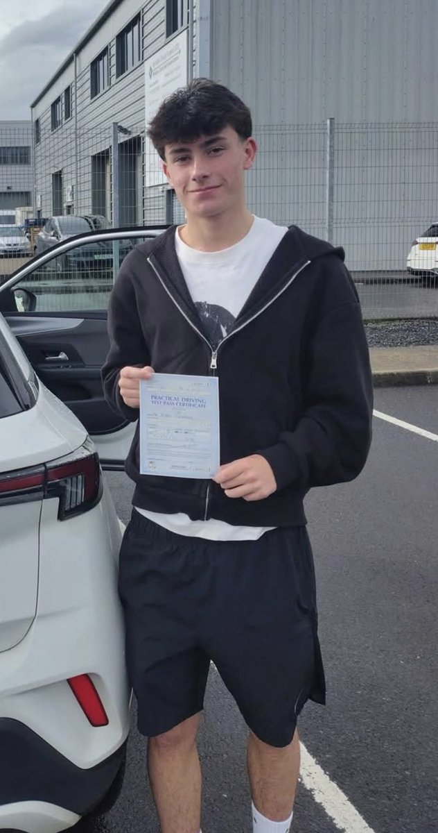midlandsgaycuck's tweet photo. Driving test boys #33 https://t.co/iwxbxljTll