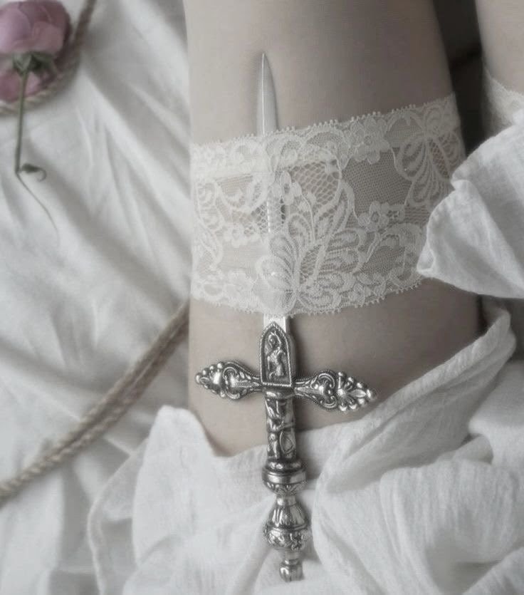 sophiaevaa_'s tweet photo. lace and silver sword garter 🗡️🤍 https://t.co/mDkyacyUDz