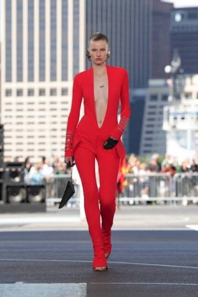sunshine4532001's tweet photo. I think Olandria will wear this jumpsuit! 

OLANDRIA AT MFW SS27  
#OlandriaxMFWSS27 https://t.co/WCdvutZPsM