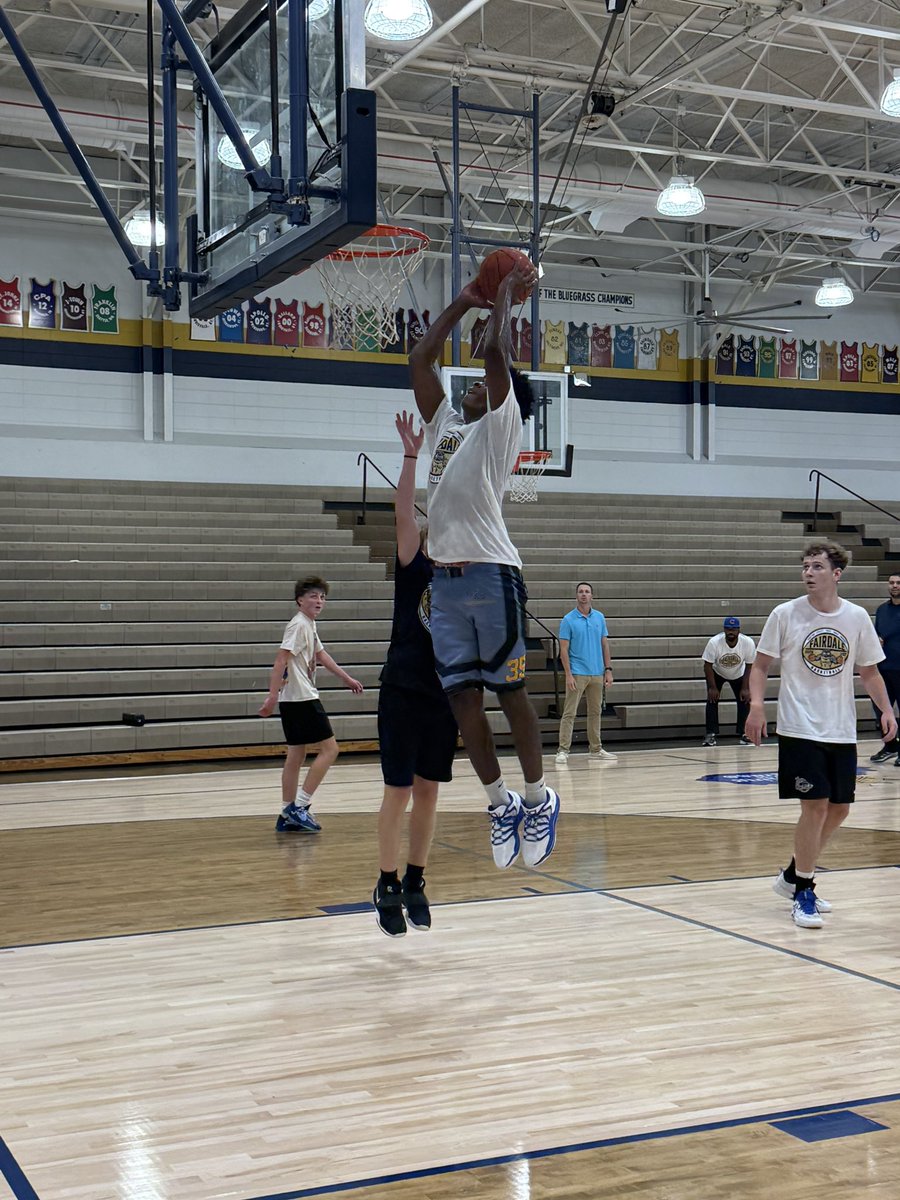 Pure_Prospects's tweet photo. 2027 6’8” Fairdale F Ferlandas Wright @hofwright is in tune. Uses his strength, frame and length to finish through contact, while showing legitimate perimeter touch. Versatile scoring profile with the physical tools to impact both ends. https://t.co/pwJUb7CjFd