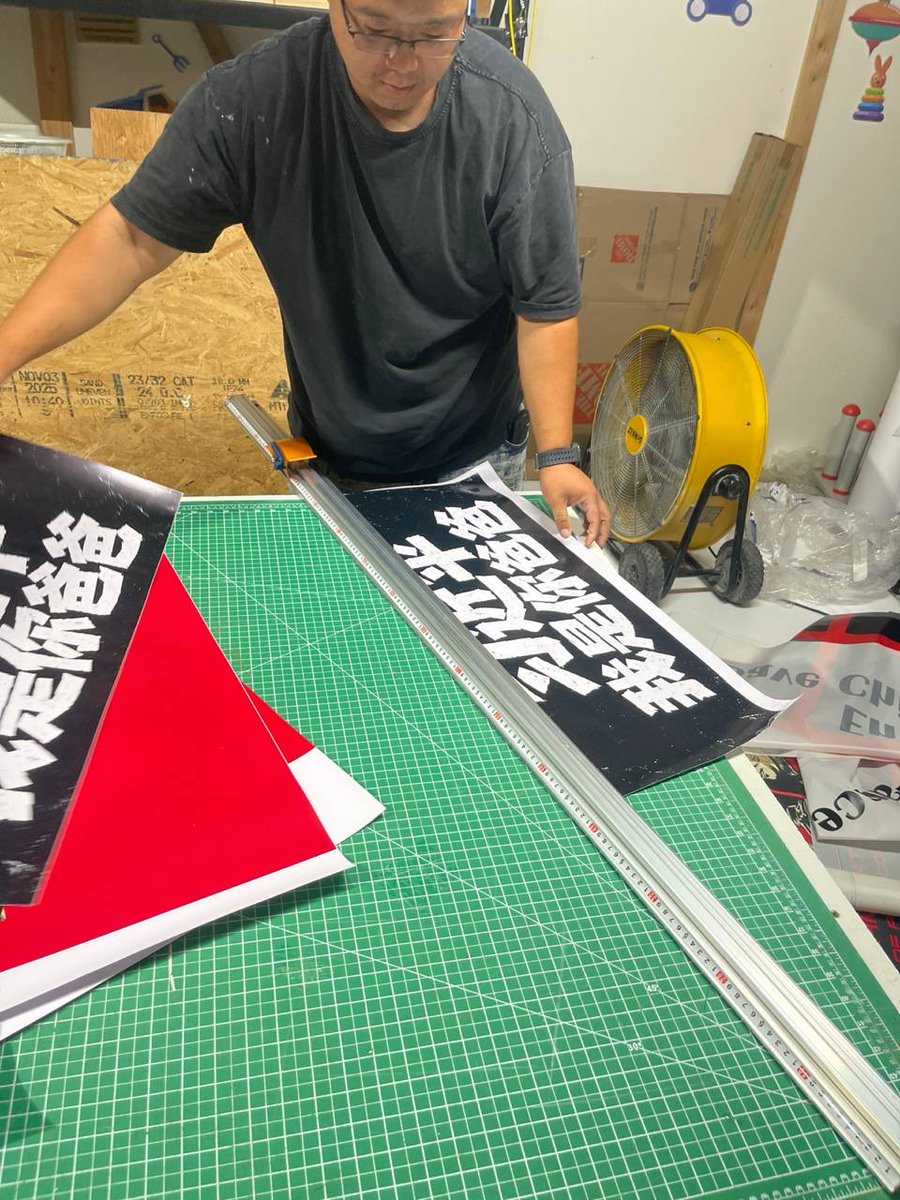 MinMin89485072's tweet photo. 抗议习近平访美的物料正在加班赶工中～～ https://t.co/43a30dhJIL