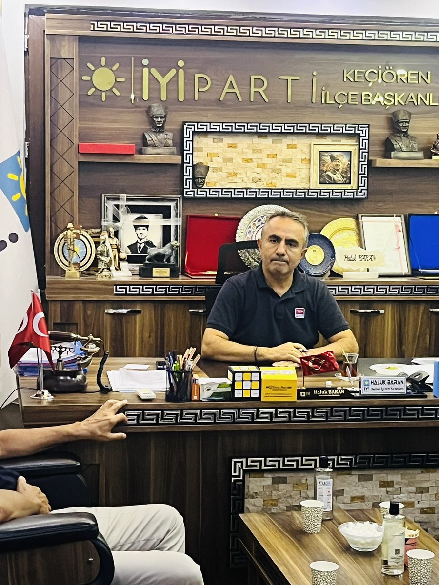 iyipartikeciore's tweet photo. İYİ Parti Keçiören İlçe Başkanlığı olarak, İlçe Başkanımız Sayın Haluk BARAN’ın önderliğinde Divan Toplantımızı gerçekleştirdik.

Teşkilatımızın çalışmalarını değerlendirdiğimiz, önümüzdeki döneme ilişkin hedef ve planlamalarımızı istişare ettiğimiz toplantımızda; birlik, beraberlik ve teşkilat ruhumuzu daha da güçlendiren önemli değerlendirmelerde bulunduk.

Toplantımızın sonunda, Türk Dünyası Politikalarından Sorumlu Başkanımız Sayın Ahmet Yenay AÇIKGÖZ tarafından Divan Kurulu üyelerimize takdim edilen kıymetli hediyeler, bizler için anlamlı birer hatıra oldu.

Nazik düşünceleri ve değerli takdimleri için Sayın Ahmet Yenay AÇIKGÖZ’e teşekkür ediyor; güçlü, kararlı ve dinamik teşkilat yapımızla çalışmalarımıza aynı azim ve kararlılıkla devam ediyoruz.

Birlikte daha güçlü, birlikte daha İYİ! 🇹🇷

#Sonkaleiyiparti

@MDervisogluTR 
@iyiparti 
@iyipartiankara 
@YenerYILDIRIM06 
@HalukBaran_