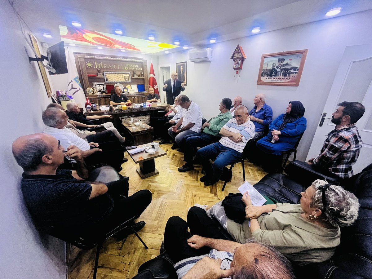 iyipartikeciore's tweet photo. İYİ Parti Keçiören İlçe Başkanlığı olarak, İlçe Başkanımız Sayın Haluk BARAN’ın önderliğinde Divan Toplantımızı gerçekleştirdik.

Teşkilatımızın çalışmalarını değerlendirdiğimiz, önümüzdeki döneme ilişkin hedef ve planlamalarımızı istişare ettiğimiz toplantımızda; birlik, beraberlik ve teşkilat ruhumuzu daha da güçlendiren önemli değerlendirmelerde bulunduk.

Toplantımızın sonunda, Türk Dünyası Politikalarından Sorumlu Başkanımız Sayın Ahmet Yenay AÇIKGÖZ tarafından Divan Kurulu üyelerimize takdim edilen kıymetli hediyeler, bizler için anlamlı birer hatıra oldu.

Nazik düşünceleri ve değerli takdimleri için Sayın Ahmet Yenay AÇIKGÖZ’e teşekkür ediyor; güçlü, kararlı ve dinamik teşkilat yapımızla çalışmalarımıza aynı azim ve kararlılıkla devam ediyoruz.

Birlikte daha güçlü, birlikte daha İYİ! 🇹🇷

#Sonkaleiyiparti

@MDervisogluTR 
@iyiparti 
@iyipartiankara 
@YenerYILDIRIM06 
@HalukBaran_