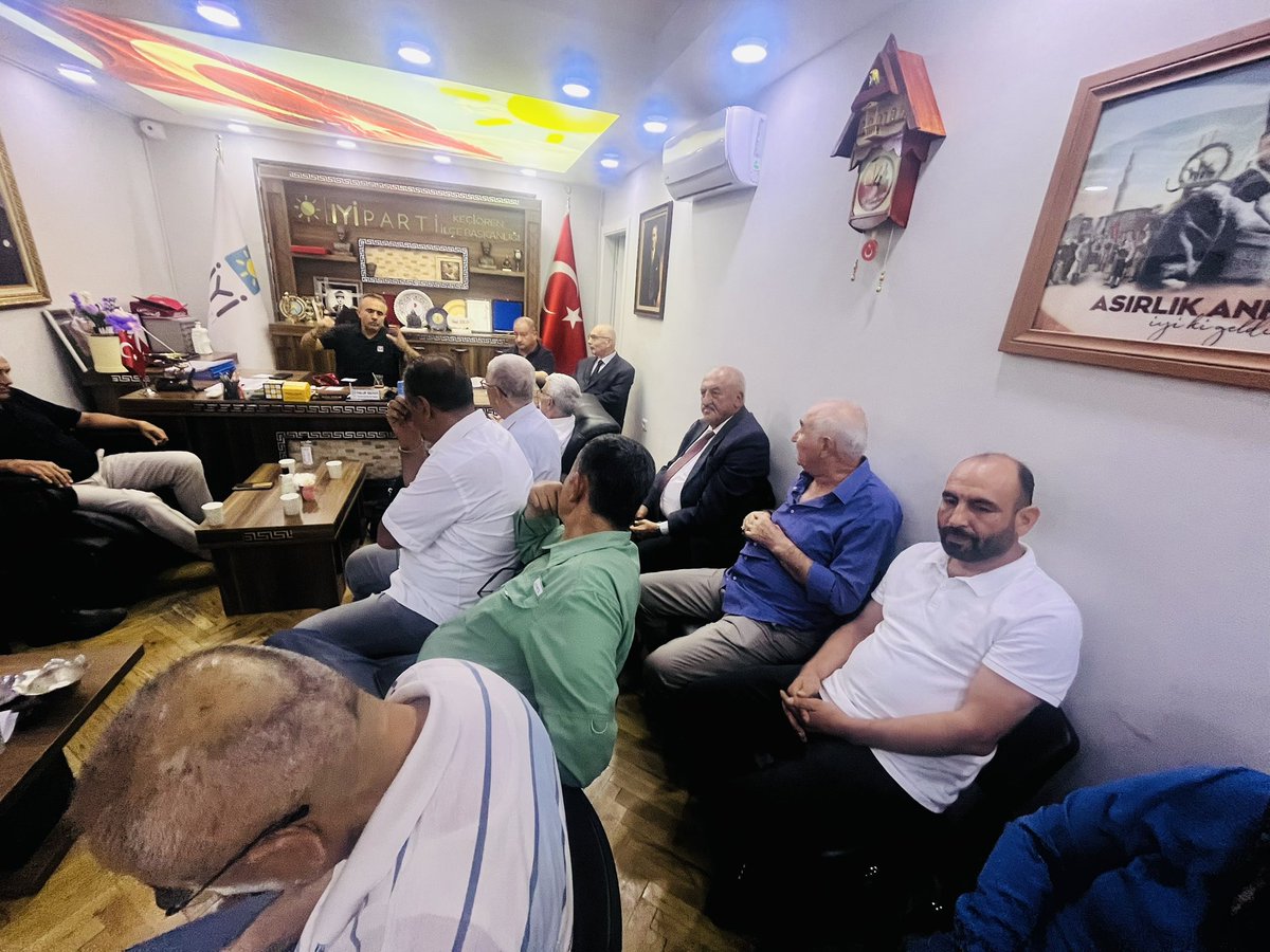 iyipartikeciore's tweet photo. İYİ Parti Keçiören İlçe Başkanlığı olarak, İlçe Başkanımız Sayın Haluk BARAN’ın önderliğinde Divan Toplantımızı gerçekleştirdik.

Teşkilatımızın çalışmalarını değerlendirdiğimiz, önümüzdeki döneme ilişkin hedef ve planlamalarımızı istişare ettiğimiz toplantımızda; birlik, beraberlik ve teşkilat ruhumuzu daha da güçlendiren önemli değerlendirmelerde bulunduk.

Toplantımızın sonunda, Türk Dünyası Politikalarından Sorumlu Başkanımız Sayın Ahmet Yenay AÇIKGÖZ tarafından Divan Kurulu üyelerimize takdim edilen kıymetli hediyeler, bizler için anlamlı birer hatıra oldu.

Nazik düşünceleri ve değerli takdimleri için Sayın Ahmet Yenay AÇIKGÖZ’e teşekkür ediyor; güçlü, kararlı ve dinamik teşkilat yapımızla çalışmalarımıza aynı azim ve kararlılıkla devam ediyoruz.

Birlikte daha güçlü, birlikte daha İYİ! 🇹🇷

#Sonkaleiyiparti

@MDervisogluTR 
@iyiparti 
@iyipartiankara 
@YenerYILDIRIM06 
@HalukBaran_