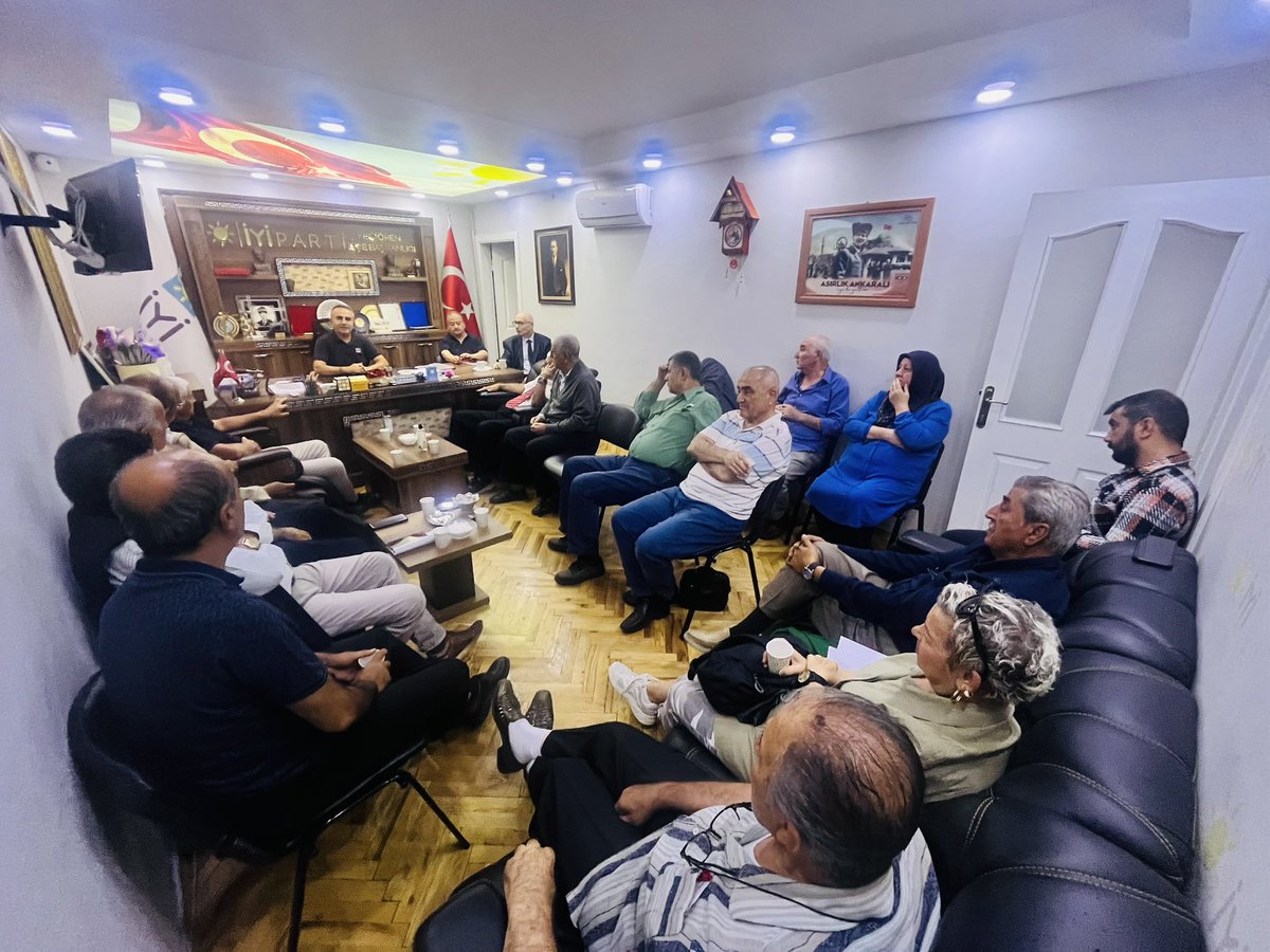 iyipartikeciore's tweet photo. İYİ Parti Keçiören İlçe Başkanlığı olarak, İlçe Başkanımız Sayın Haluk BARAN’ın önderliğinde Divan Toplantımızı gerçekleştirdik.

Teşkilatımızın çalışmalarını değerlendirdiğimiz, önümüzdeki döneme ilişkin hedef ve planlamalarımızı istişare ettiğimiz toplantımızda; birlik, beraberlik ve teşkilat ruhumuzu daha da güçlendiren önemli değerlendirmelerde bulunduk.

Toplantımızın sonunda, Türk Dünyası Politikalarından Sorumlu Başkanımız Sayın Ahmet Yenay AÇIKGÖZ tarafından Divan Kurulu üyelerimize takdim edilen kıymetli hediyeler, bizler için anlamlı birer hatıra oldu.

Nazik düşünceleri ve değerli takdimleri için Sayın Ahmet Yenay AÇIKGÖZ’e teşekkür ediyor; güçlü, kararlı ve dinamik teşkilat yapımızla çalışmalarımıza aynı azim ve kararlılıkla devam ediyoruz.

Birlikte daha güçlü, birlikte daha İYİ! 🇹🇷

#Sonkaleiyiparti

@MDervisogluTR 
@iyiparti 
@iyipartiankara 
@YenerYILDIRIM06 
@HalukBaran_