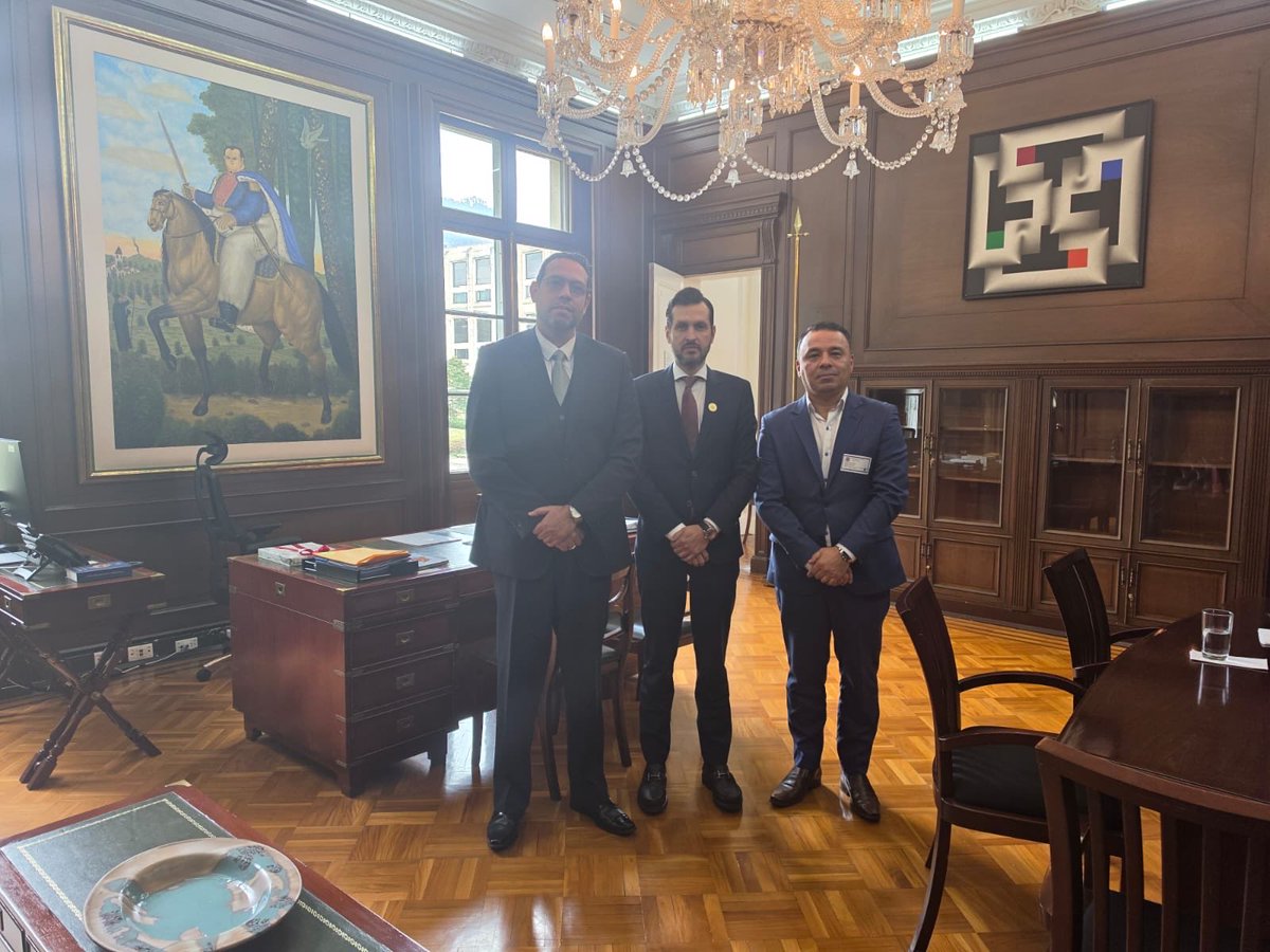 JorgeDiezCGT's tweet photo. @CGT_ADS: La CGT Colombia, en cabeza de su presidente Jorge Iván Díez Vélez, junto al secretario general Francisco Burchardt Melo y Herlinda Ordóñez, presidenta de SINEDAPRE @sinedapre e integrante del Comité Ejecutivo Nacional, se reunió en la Casa de Nariño con Carlos Ríos, @CarlosARiosP secretario general de la Presidencia y director del DAPRE. @DapreCol 

Analizamos la agenda de trabajo, la posibilidad de interlocución con los distintos ministros del gabinete y la presentación de las propuestas de la CGT y nuestras organizaciones federales y sindicales. 

Nuestra autonomía e independencia, significa dialogar, concertar y gestionar los temas de mayor importancia para los trabajadores en todos los espacios institucionales. 

Hoy abrimos puertas que permanecieron cerradas para la CGT durante el anterior cuatrienio.