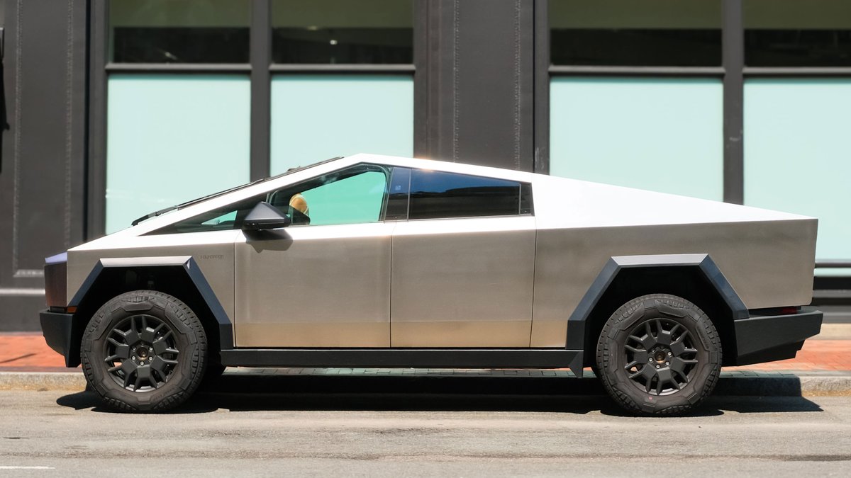 JoeyRedeye31's tweet photo. @karol @elonmusk Yes, but try not to make it look like an armor-clad doorstop on wheels. https://t.co/URj3M4csNf