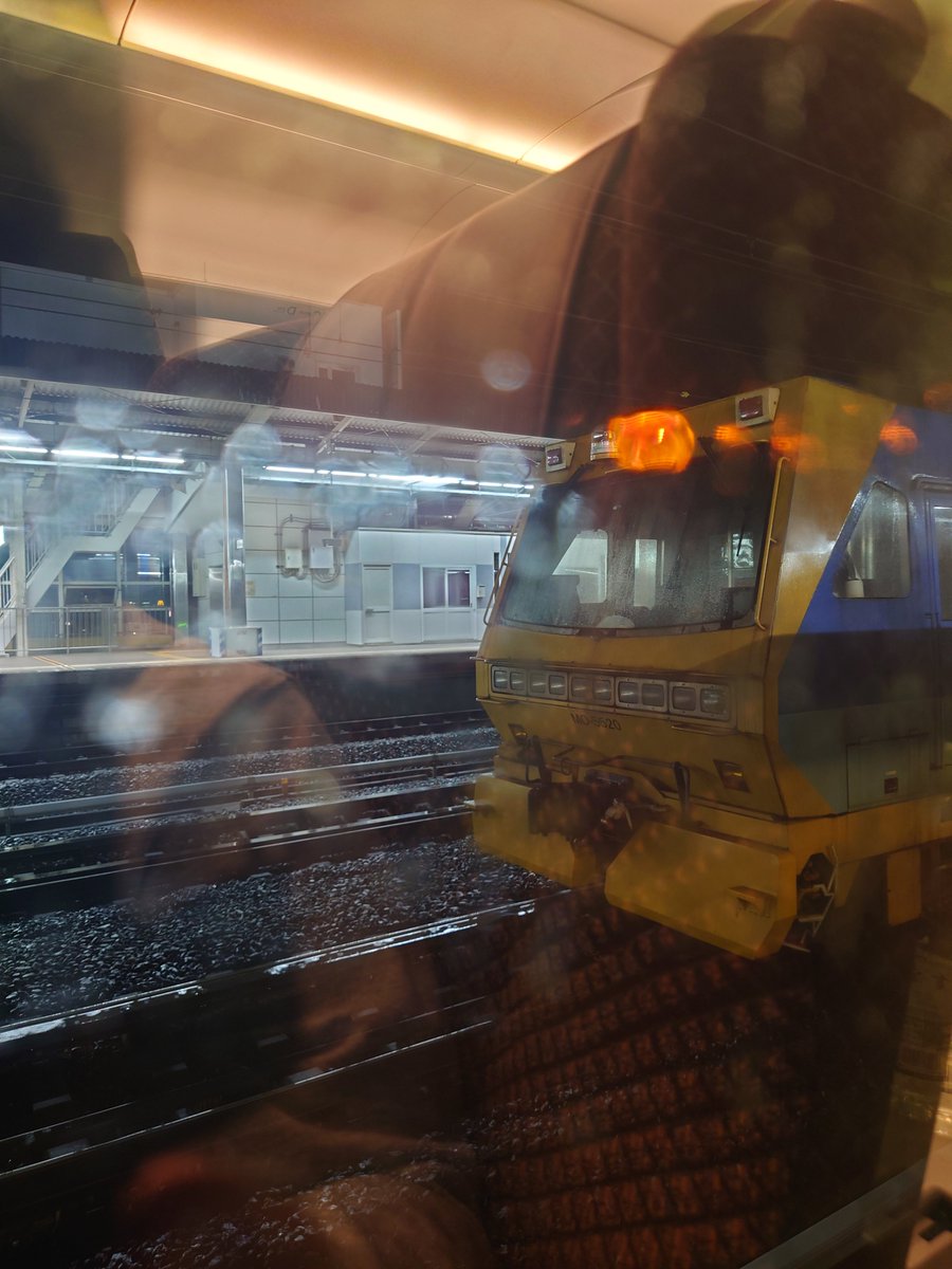 ryo1m731's tweet photo. 今朝の新富士駅

夜明け前に本線上では保線作業後の確認車が往来。
ちょっとしたイベントに。
5:15に再び扉が開き、朝の空気を吸う。
残念ながら富士山にはお目にかかれずだけど、始発前のホームに立てる特別感は半端ない。

#東海道ルミエールエクスプレス https://t.co/74x1574OX9