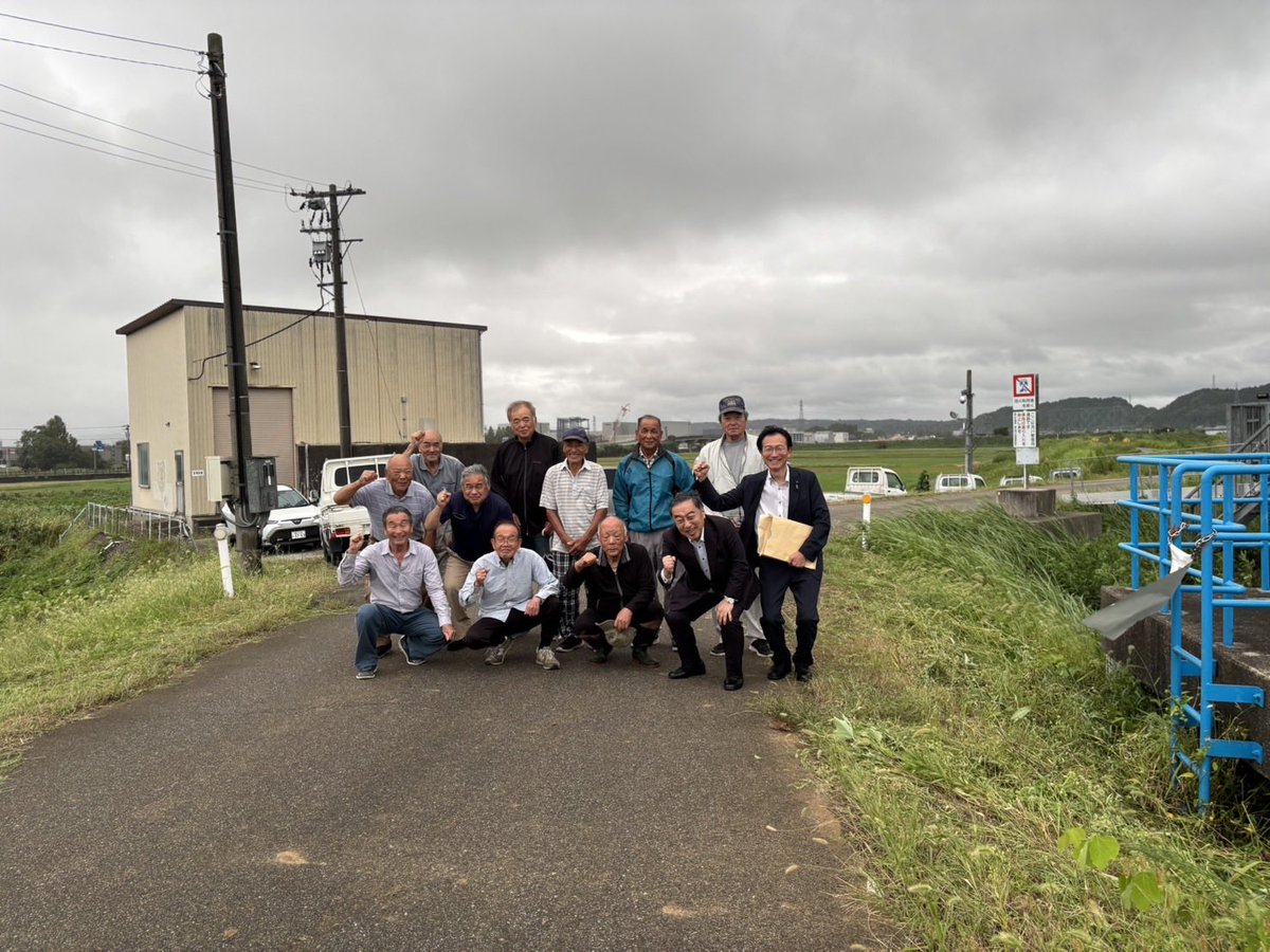 s_noritoshi's tweet photo. 🎌シルバーウィーク

田島川排水樋管と久郷排水機場に上田勇参議院議員を案内。
私も２０数年、防災活動に挑んできました。
共に戦う久郷町内会勇士の皆さまと。
「住民を守り抜く」
その決意を新たに、シルバーの誓い❗️🤝

#防災 #地域防災 #富山 #久郷 #シルバーウィーク #上田勇 #公明党 https://t.co/HaI2pnDDka