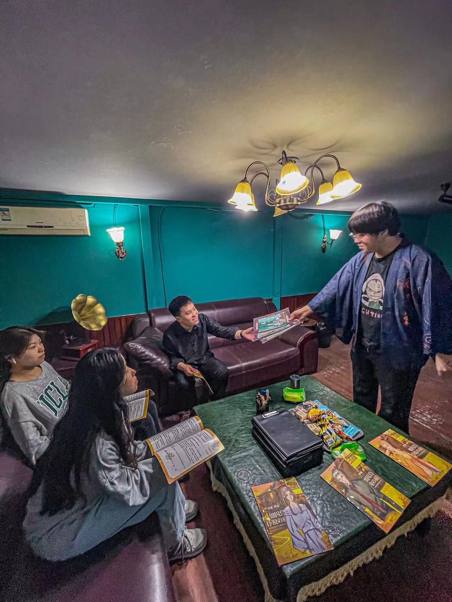 TovaBiederman's tweet photo. Increíble experiencia de juego de rol con amigos! Los enigmas, la ambientación y las interpretaciones me tuvieron enganchado de principio a fin. Recomendado 100% para quienes aman la intriga!， https://t.co/OveTBhwdSu