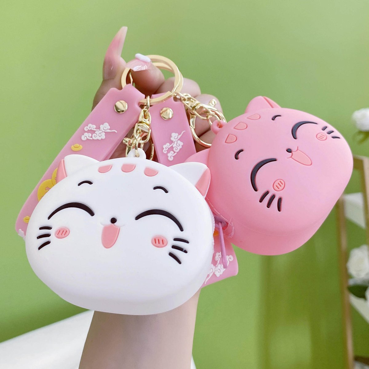 RandiMethexg's tweet photo. Hoy hice un llavero de fieltro en forma de gatito! Fácil y super tierno, ideal para regalar a mis amigas. Quieren ver el tutorial （中文大意：今天我做了一个猫咪造型的毛毡钥匙扣！简单又超可爱，适合送给闺蜜们。想看教程吗？）， https://t.co/eH8WPHoYgf