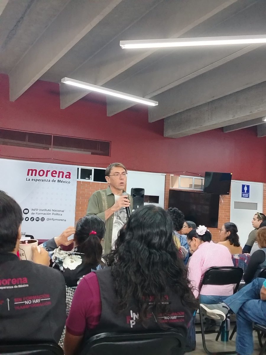 RealArturoH's tweet photo. Juan Carlos Monedero, exasesor español del chavismo, está impartiendo un curso en el Instituto Nacional de Formación Política de Morena.

¿No que mucha soberanía y rechazo al intervencionismo extranjero?

¿O la intervención extranjera solo molesta cuando no viene de sus aliados socialistas españoles?