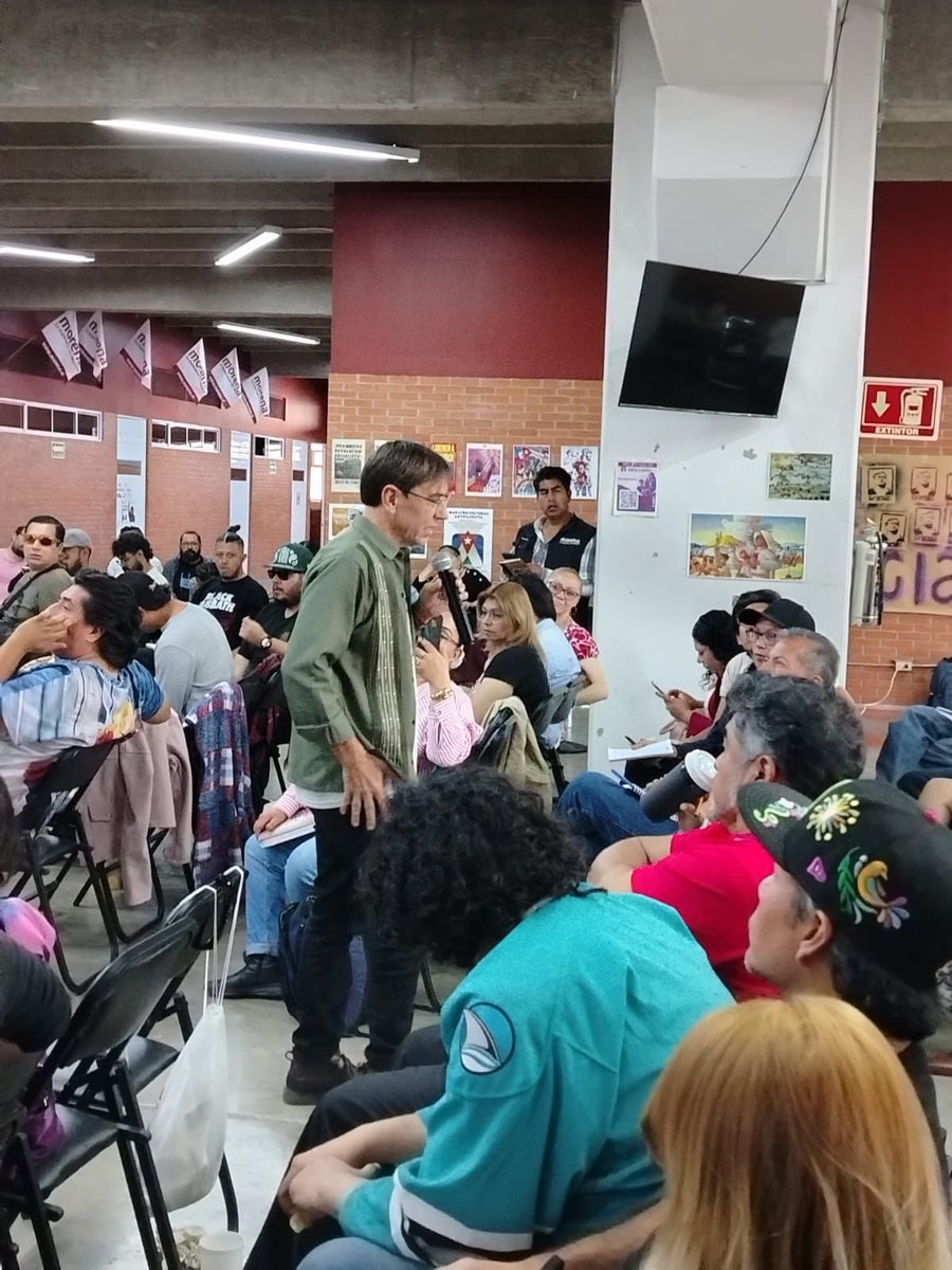 RealArturoH's tweet photo. Juan Carlos Monedero, exasesor español del chavismo, está impartiendo un curso en el Instituto Nacional de Formación Política de Morena.

¿No que mucha soberanía y rechazo al intervencionismo extranjero?

¿O la intervención extranjera solo molesta cuando no viene de sus aliados socialistas españoles?