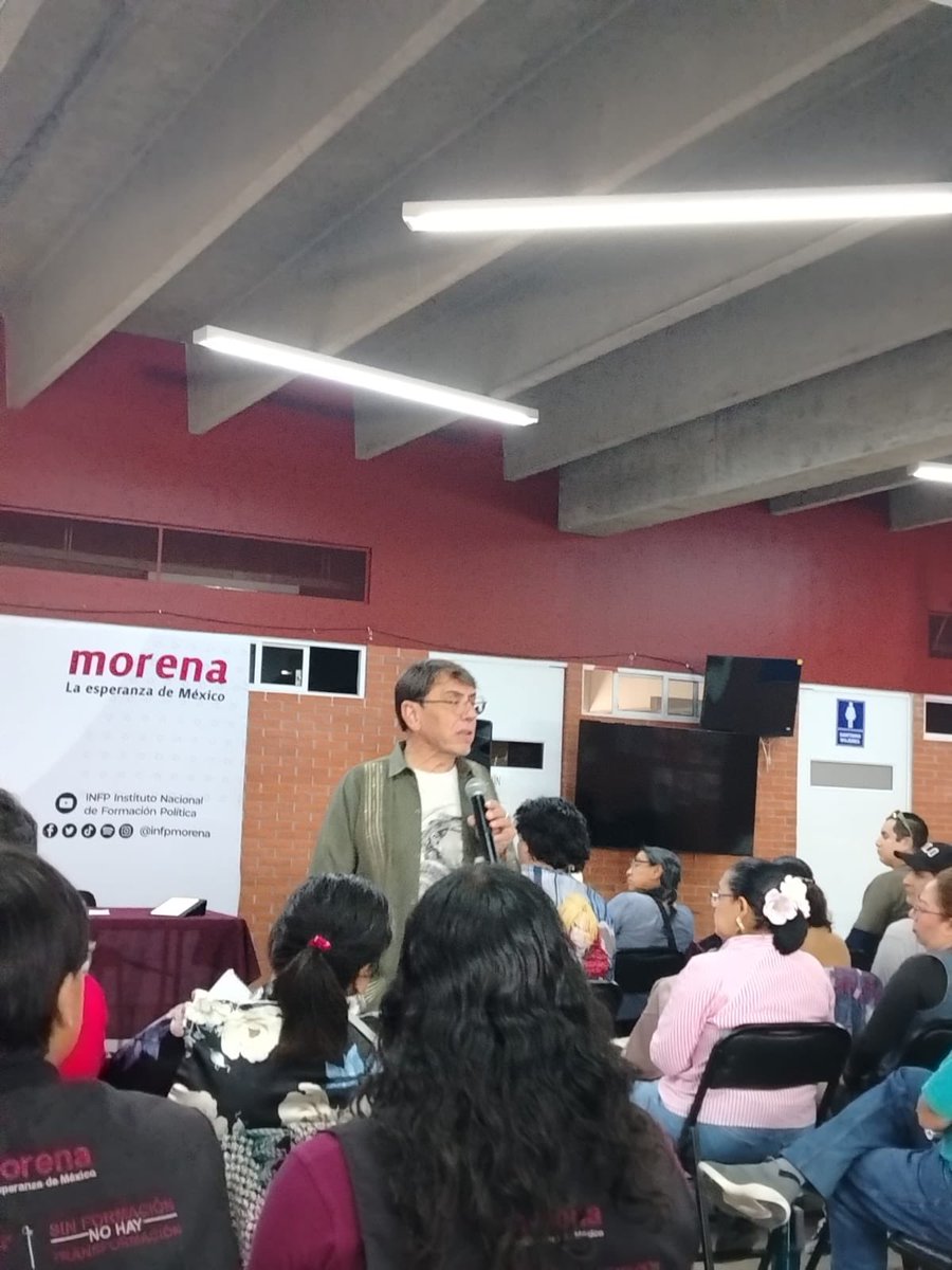 RealArturoH's tweet photo. Juan Carlos Monedero, exasesor español del chavismo, está impartiendo un curso en el Instituto Nacional de Formación Política de Morena.

¿No que mucha soberanía y rechazo al intervencionismo extranjero?

¿O la intervención extranjera solo molesta cuando no viene de sus aliados socialistas españoles?