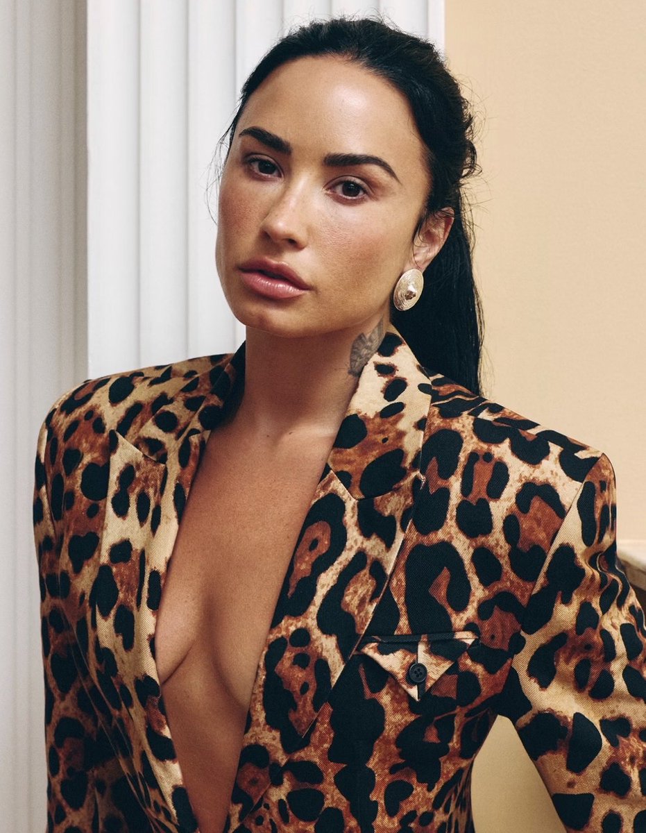 daddyssues29's tweet photo. This is Demetriva Devonne Lovato. https://t.co/qprM05xfCY