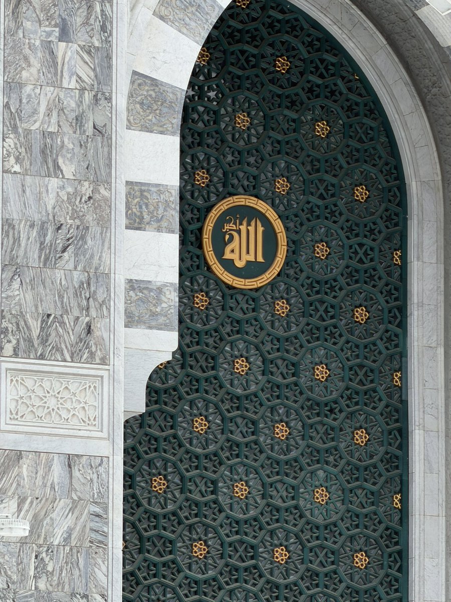 7at93's tweet photo. "أما والله أنك مهما وجدت من الملاجئ فلن تجد ملجأ يغنيك كمثل اللجوء لله، ومهما أنست بمن حولك فلن تجد كالأنس بالله ، ومهما طرقت من الأبواب فلن تجد بابًا يؤويك ويعطيك ويكفيك ويتحمّلك بكل عيوبك وخدوشك ويفهمك بكافّة انكساراتك كمثل باب الله .. إيهٍ والله". https://t.co/Wxzvjg83de