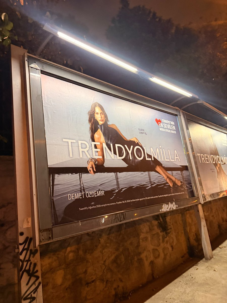PortalDemetBR's tweet photo. 📸 | #DemetÖzdemir deixando as ruas de Istambul ainda mais bonitas! 😍✨
Belíssima nos outdoors da Trendyolmilla! 

Nova coleção amanhã! 🥰 https://t.co/FojQJPfBko