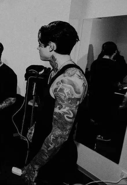 maliceomens's tweet photo. noah sebastian’s bicepsholic https://t.co/xLOCiYEjYF