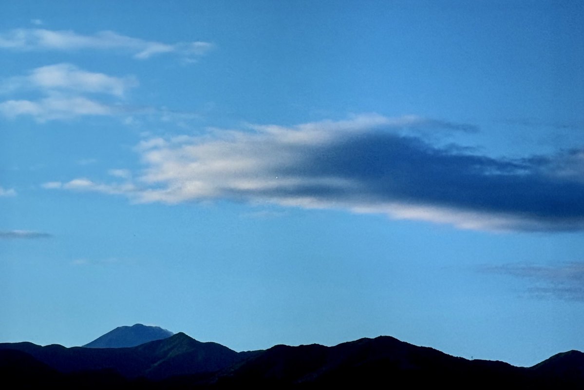 Shu_Pohto's tweet photo. おはよう☁️水曜日
一昨日の夕日と昨日の富士山🗻
体調を整えながら新たなパソコンと格闘中💻横文字苦手な私。
老いを感じながら夢を追う😊
未来に向かって🙏
シルバーウィーク最後の日。楽しんでいきましょうp(^_^)q
＃笛吹市 https://t.co/gDYYLQ1zBz