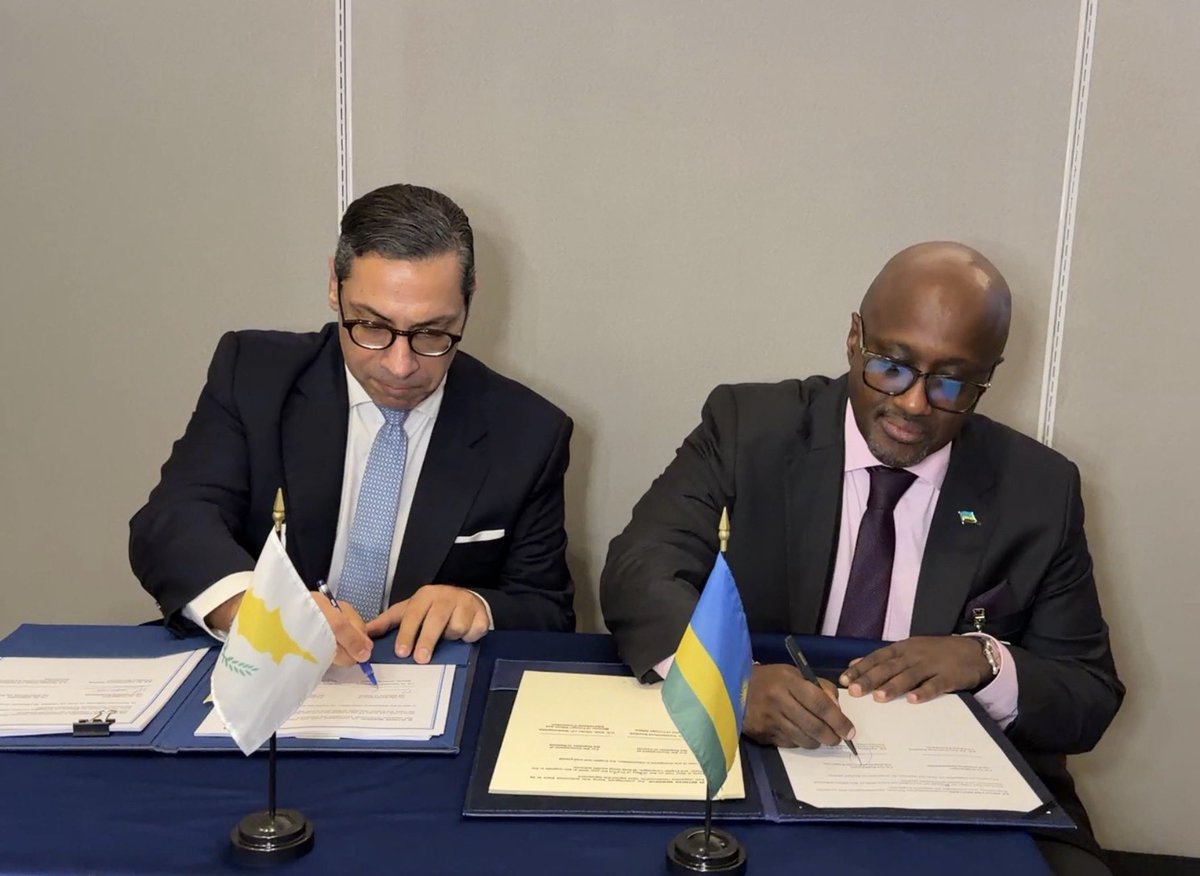 rbarwanda's tweet photo. Kuri uyu wa Kabiri, ibihugu by'u Rwanda na Cyprus byashyize umukono ku masezerano y’ubwikorezi bwo mu kirere, agamije kongera no kunoza ingendo zo mu kirere hagati y'ibihugu byombi.

Aya masezerano yashyiriweho umukono i New York muri Leta Zunze Ubumwe za Amerika, hagati ya Minisitiri w'Ububanyi n'Amahanga w'u Rwanda, Olivier Nduhungirehe na mugenzi we wa Cyprus, Constantinos Kombos.

Mu bindi baganiriye harimo kunoza ubufatanye hagati y’ibihugu byombi, banaganira ku ngingo zirebana n’Akarere ndetse n’ibibazo mpuzamahanga. #RBAAmakuru