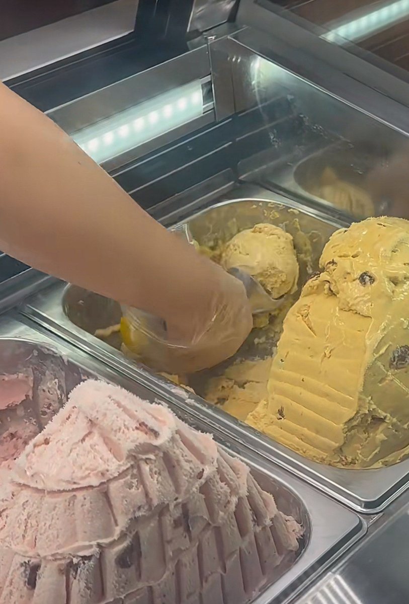 SungMcclee4myu's tweet photo. Compro helado de vainilla y el se come el cono: nuestra pequea rutina feliz. https://t.co/FAPeKkkYzU