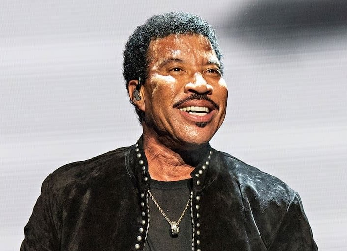 Emma_us318's tweet photo. 77-year-old Lionel Richie has been hospitalized again due to his ongoing heart problems.

He has been forced to cancel three concerts. https://t.co/MLwEGlwDeY