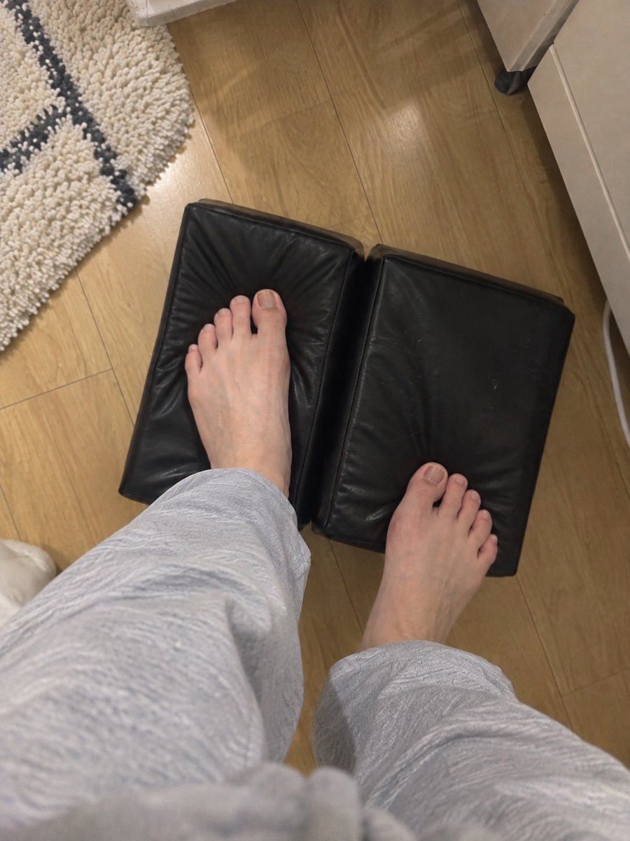 funnyvideoscats's tweet photo. コイツ3分踏んでただけなのに、パンパンだったふくらはぎ細くなってたんだが？？今年ついにショーパン解禁。 https://t.co/xn2wHa837K