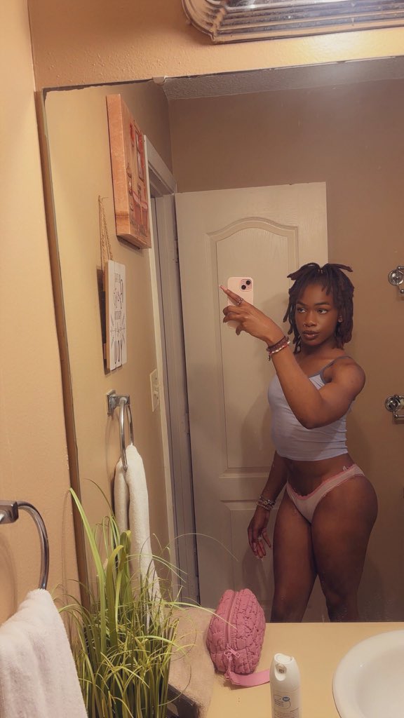 TSmaddie28's tweet photo. Are there an‌y men here who want a trans wife? 💞🏳️‍⚧️

Yes or No https://t.co/yxnmPqqQJZ
