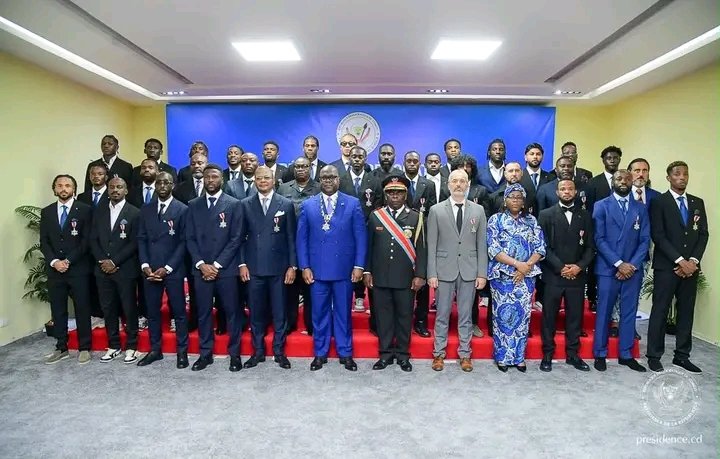 NovyBomoloBB's tweet photo. #RDC : ⛔️🇨🇩 Flash info | Yoane Wissa au Président de la République :
« Sur le terrain, nous ne sommes que 11. Et derrière ces 11, il y a toute une équipe. Derrière cette équipe, il y a tout un peuple.
Monsieur le Président, merci pour cet honneur et pour cette reconnaissance. » https://t.co/2RUxufRgjT