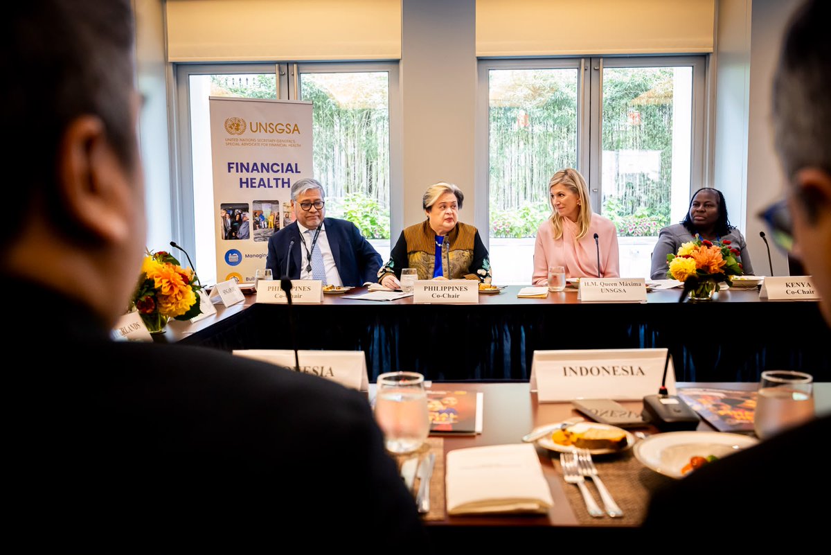 UNSGSA's tweet photo. UNSGSA Queen Máxima was delighted to meet with member states today to discuss the formation of the UN Group of Friends for Financial Health. 🇺🇳

Many thanks to the group's co-chairs - the Philippines, Peru, and Kenya - for convening the meeting, and to Singapore for hosting! https://t.co/ezE6bAM6UH