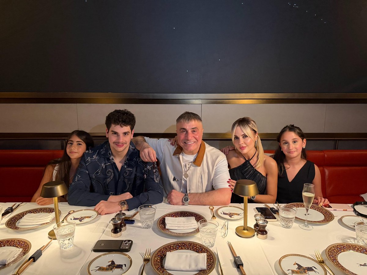 SPekersev's tweet photo. Hayat herkese gerçek yüzünü gösterir. Kimi makamla, kimi parayla, kimi de zor zamanlarla tanınır. Bizim için insanın değeri, sahip olduklarıyla değil; ailesine, kardeşine ve kendisine güvenen insanlara gösterdiği vefayla ölçülür.Unutulmasın: Dünya yıkılsa da gerçek kardeşlik ayakta kalır. Çünkü aile bizim kalemiz, kardeşlik bizim şerefimizdir.
Reis Sedat Peker 
@sedat_peker @hizirreis999 #sedatpeker