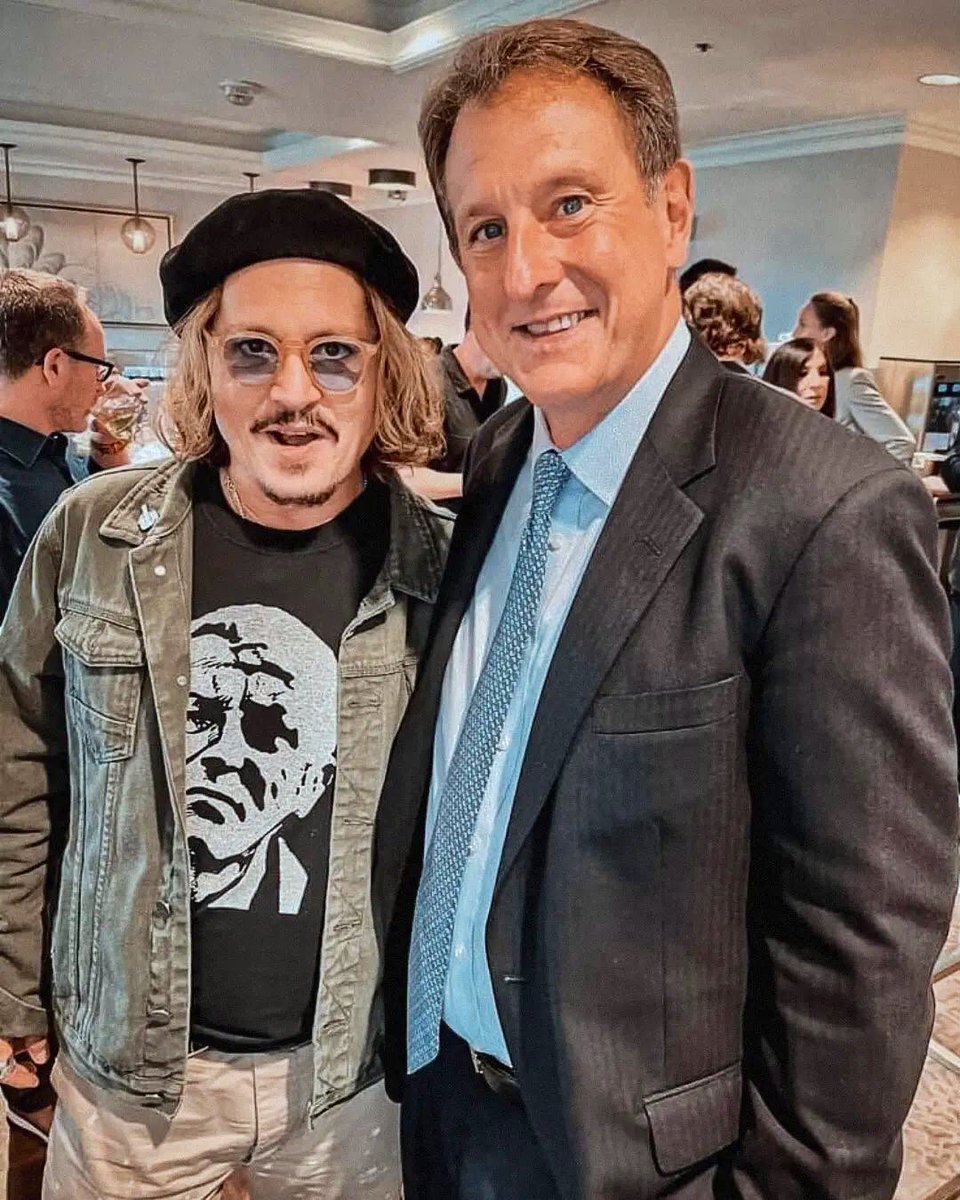 ehmlzx30725's tweet photo. #johnnydepp with his lawyer Wayne Dennison. https://t.co/0cf5M4OBuf