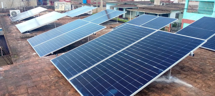 GladysArtemisa's tweet photo. Finalizó el montaje de paneles solares en el políclinico, Gabriel Cubría Puig, en #Alquízar. La instalación responde a una donación y permite reforzar el uso de la energía renovable para brindar los servicios vitales a la población. #ArtemisaJuntosSomosMás https://t.co/K2pB9IsA6y