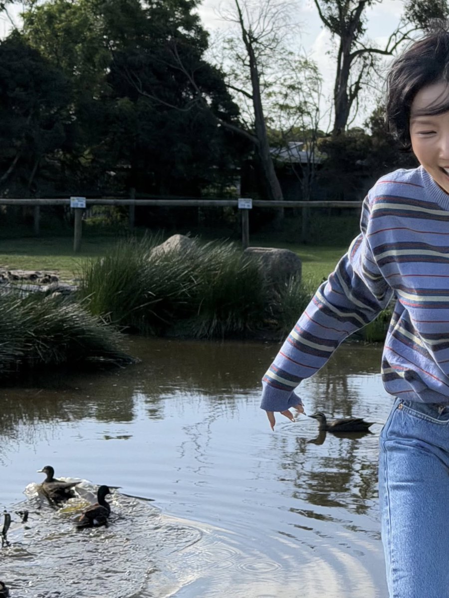 Lili_liontwit's tweet photo. I genuinely need to know what is Hwasa issue with Ducks ?

What does she knows about them that we don’t ? 😂 https://t.co/4FFd2KS133