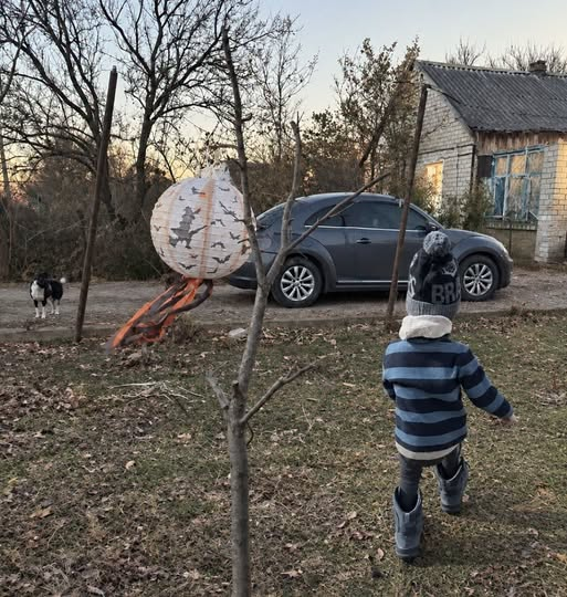 gozefinagold's tweet photo. Вона лежала зґвалтована, зі зламаною шиєю із зашморгом на шиї, а поруч висів її 3-ний син.😭
Коли його зняли з мотузки він був синій і вже не дихав.
Але сталося диво. І те, що ця дитина сказала через рік, розірве вам серце.
20 червня 2022 р. Херсонщина, окуповане село. ⬇️ https://t.co/y4AkONyeEc