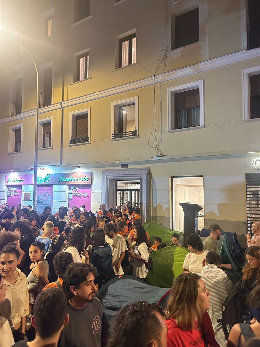 olgarodriguezfr's tweet photo. Ante el desahucio de Mari Carmen, de 87 años, ahora su calle llena en solidaridad con ella y en defensa del derecho a la vivienda frente a la avaricia del negocio inmobiliario 

Mucha gente va a acampar para pasar la noche. Humanidad, solidaridad y derechos 🫶🫶 @InquilinatoMad https://t.co/zrxwhzpVGN