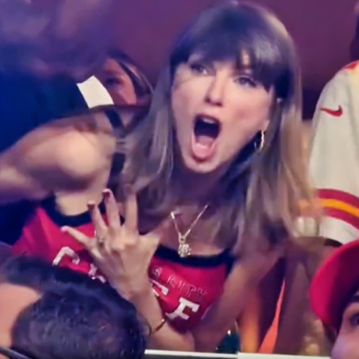 TotalProSports's tweet photo. Taylor Swift Got Inappropriately Touched On Her Chest During SNF Celebration, And Her Reaction Says It All

READ MORE: https://t.co/za2MxewZBA https://t.co/trIRn8G5tC