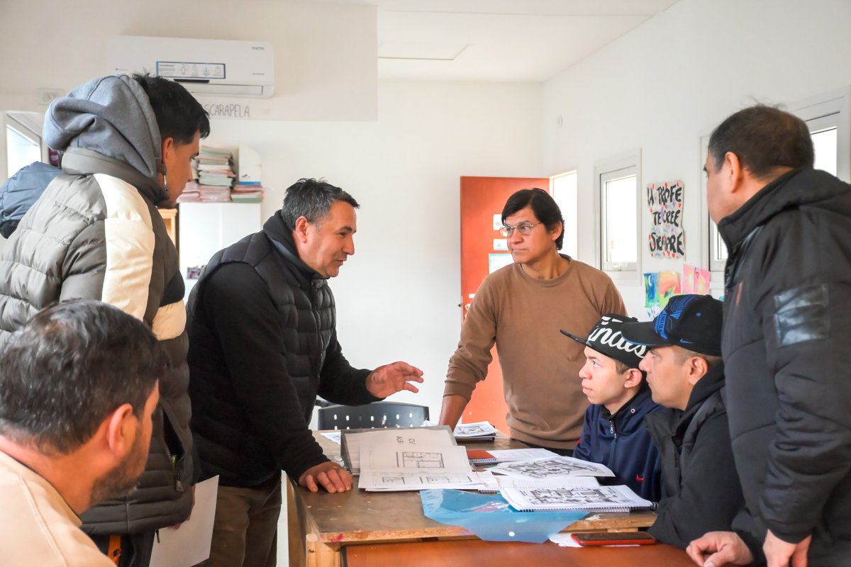 OpisuPba's tweet photo. 💪 ¡Acompañamos el crecimiento de la comunidad!   

🙍‍♂️ Vecinos y vecinas de los barrios Gardel y Pte. Sarmiento de Morón se capacitan en instalaciones sanitarias y albañilería. Los cursos se dictan en articulación con @trabajopba_ipfl para generar una salida laboral real. https://t.co/5To5cqQPFQ