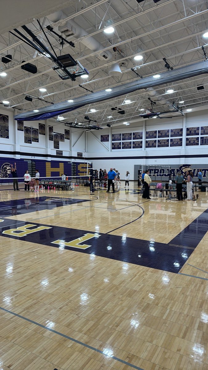 DBardot_AP's tweet photo. Volleyball hosting Liberty! @tbhs_ad @TBHSVB https://t.co/mQCBydneDw