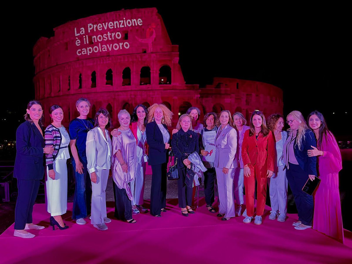 isabellarauti's tweet photo. 📍 Roma 
Parco archeologico del Colosseo

LA PREVENZIONE È IL NOSTRO CAPOLAVORO

🎀 Il Colosseo illuminato di rosa apre - sulle note dell’Inno Nazionale suonato dalla Banda dei Carabinieri - la VII edizione della campagna nazionale promossa da Komen Italia - promossa da KOMEN Italia - insieme al Ministero della Cultura, al Ministero della Salute, con il sostegno di Sport e Salute - sulla prevenzione. 

🚴 Insieme #DonneinRosa e rappresentanti delle Istituzioni, abbiamo pedalato su bike per dare il via all’illuminazione rosa del Colosseo e delle sedi dei  Ministeri Cultura e Salute . Un gesto simbolico che richiama il valore dell’attività fisica e sportiva come uno dei pilastri della prevenzione primaria.

🏛️ Un luogo simbolo di Roma e dell’Italia è diventato così il cuore di un messaggio senza confini: sensibilizzare, promuovere la prevenzione e la diagnosi precoce, tutelare la salute femminile e coinvolgere, in particolare, chi ha più difficoltà nell’accesso agli screening.

🛡️ La Difesa sostiene da anni le iniziative di Komen Italia fornendo assetti logistici  delle Forze Armate ma anche partecipando alle Race for The Cure con i Gruppi Sportivi Militari. Inoltre è prossima la sottoscrizione di un Protocollo d’intesa tra Komen Italia e Stato Maggiore della Difesa per mettere a sistema questo impegno con iniziative di sensibilizzazione, prevenzione.  

@komenitalia @MiC_Italia @MinisteroSalute @ParcoColosseo @MinisteroDifesa @GuidoCrosetto 
@SM_Difesa @Esercito @ItalianNavy @ItalianAirForce @_Carabinieri_ 

#KomenItalia #Prevenzione #Salute #CulturaDellaDifesa #RaceForTheCure #Colosseo